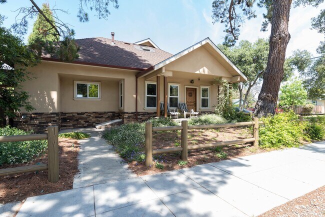 596 Pettis Ave Mountain View, CA 94041 photo 3