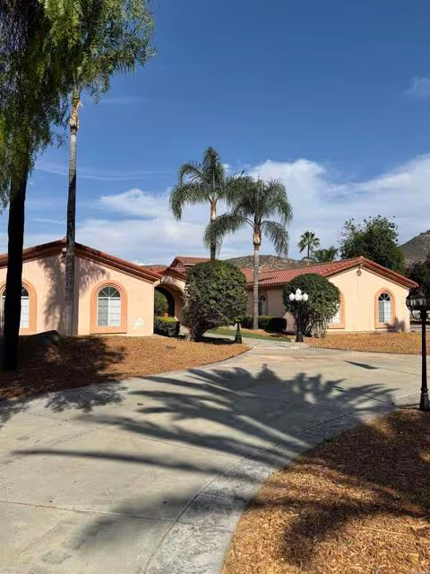 1555 Willow Glen Dr photo 3