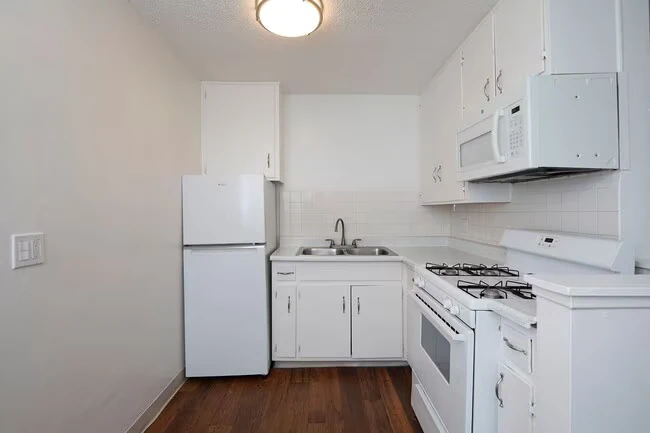 Aztec Pacific Apartments photo 5