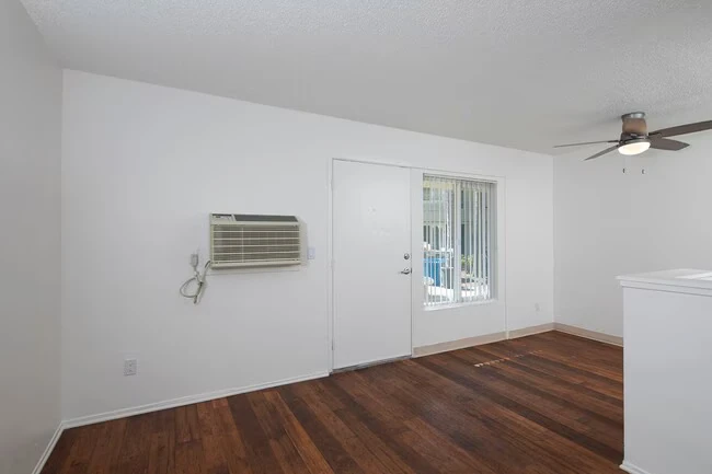 Aztec Pacific Apartments photo 4