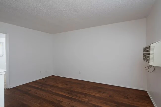 Aztec Pacific Apartments photo 3