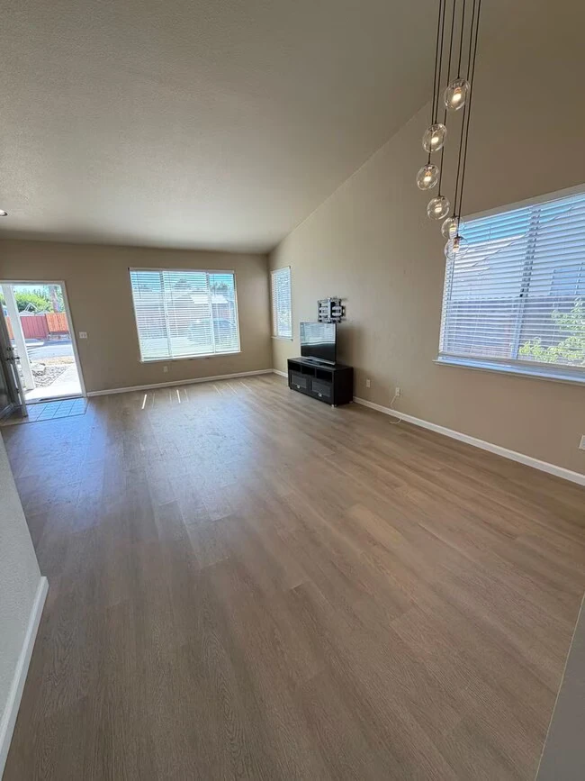 4 Bed 2 Bath Single Family Home In Oakley photo 5