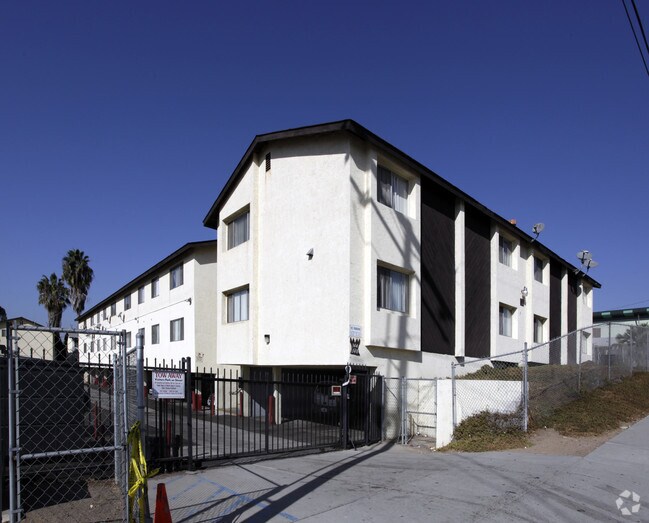 344-348 S Willie James Jones Ave San Diego, CA 92113 photo 2