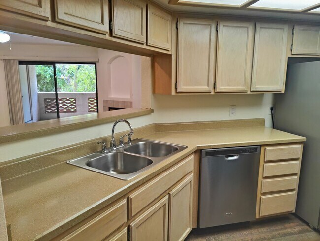 5104 N 32nd St Phoenix, AZ 85018 photo 2