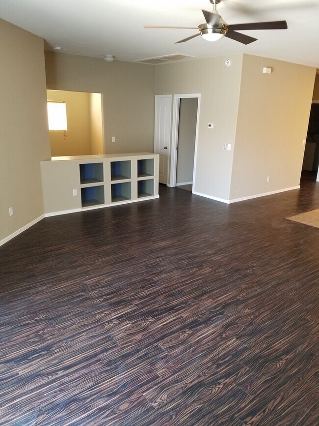 2415 W Mobile Ln Phoenix, AZ 85041 photo 4