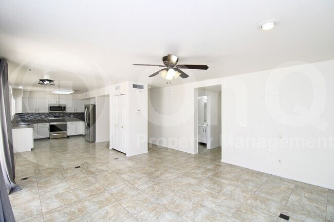 4237 E Rockledge Rd Phoenix, AZ 85044 photo 4