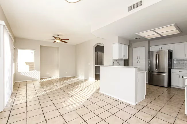 2018 N 106th Ln Avondale, AZ 85392 photo 4