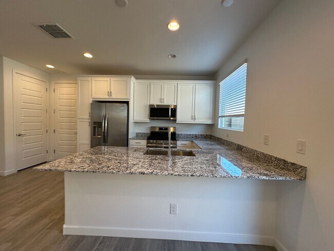 7609 W Jackrabbit Ln Peoria, AZ 85383 photo 3