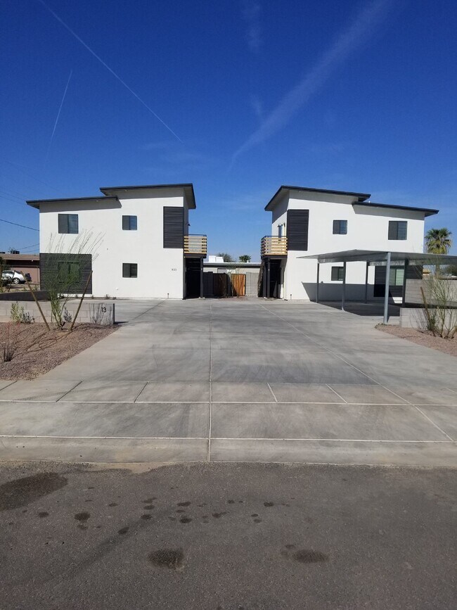 813 E Siesta Dr Phoenix, AZ 85042 photo 3