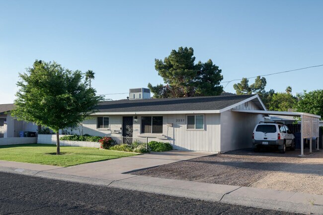 2237 E Hillery Dr Phoenix, AZ 85022 photo 3