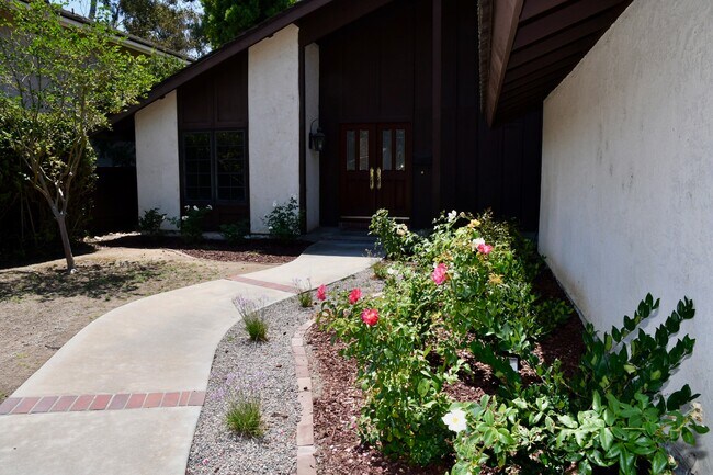 10575 Canyon Lake Dr San Diego, CA 92131 photo 2