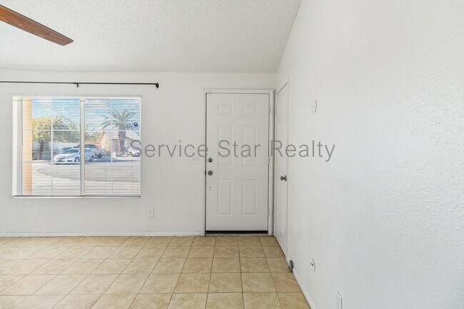 6902 W Cora Ln Phoenix, AZ 85033 photo 2