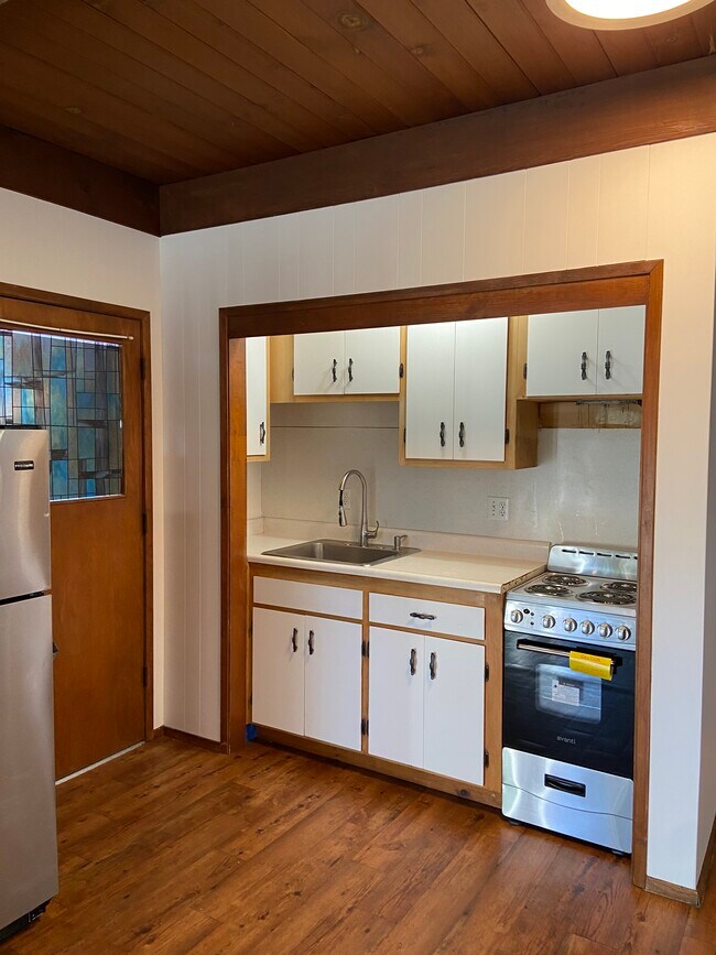 1BR/1BA Duplex on C St · Hayward photo 3