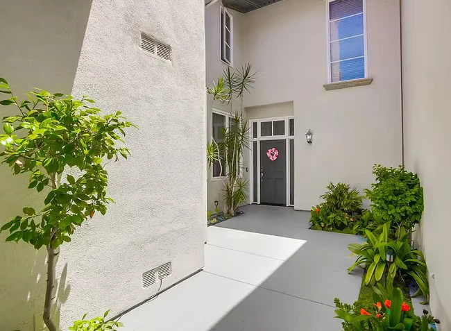 9709 Claiborne Sq La Jolla, CA 92037 photo 2