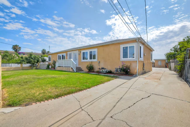 122 Johnston Ln San Marcos, CA 92069 photo 2