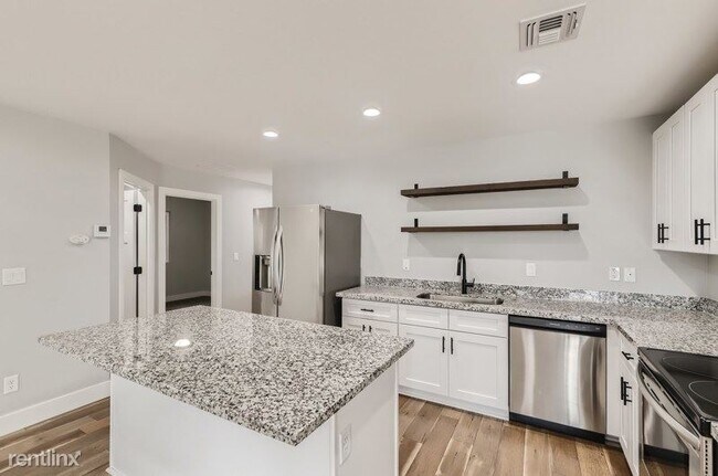 4665 S 38th Ln Phoenix, AZ 85041 photo 3