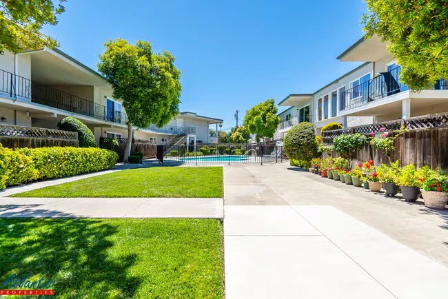 642 Blythe Ct Sunnyvale, CA 94085 photo 2
