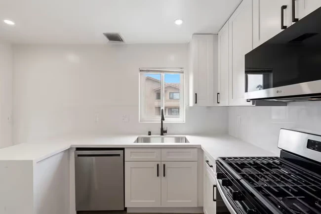 228-230 Elm Ave Imperial Beach, CA 91932 photo 4