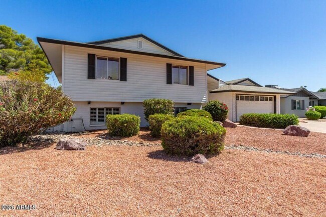 1628 E Hermosa Dr photo 2