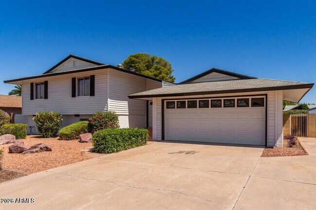 1628 E Hermosa Dr photo 3
