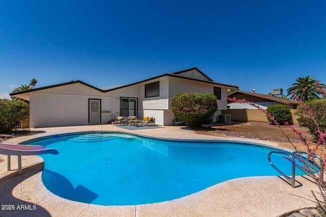 1628 E Hermosa Dr photo 5