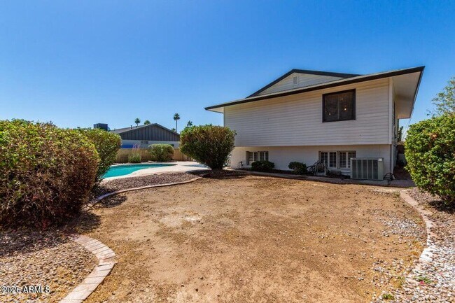1628 E Hermosa Dr photo 4