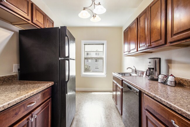 365 Hanover Ave Oakland, CA 94606 photo 2