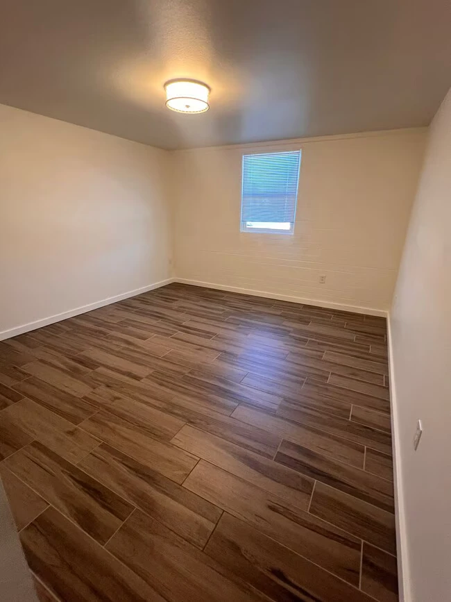 10363 W Peoria Ave Sun City, AZ 85351 photo 3