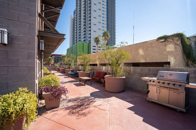 215 E McKinley St Phoenix, AZ 85004 photo 3