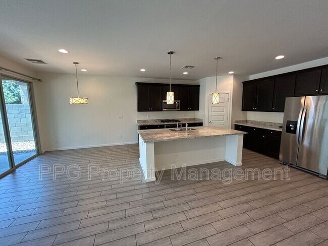 18771 W Yucatan Dr Surprise, AZ 85388 photo 4