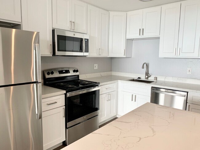 555 Pierce St Albany, CA 94706 photo 3