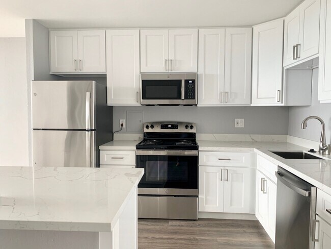 555 Pierce St Albany, CA 94706 photo 2