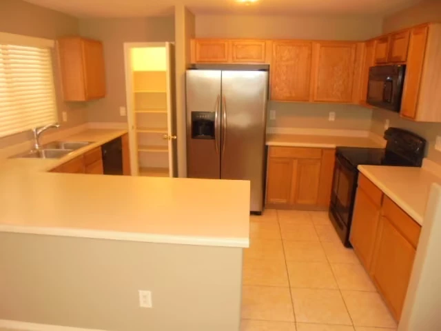 12538 W Santa Fe Ln photo 4