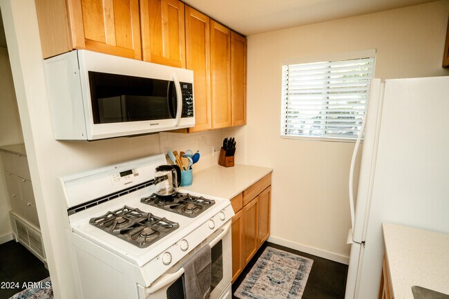 6125 E Indian School Rd Scottsdale, AZ 85251 photo 2