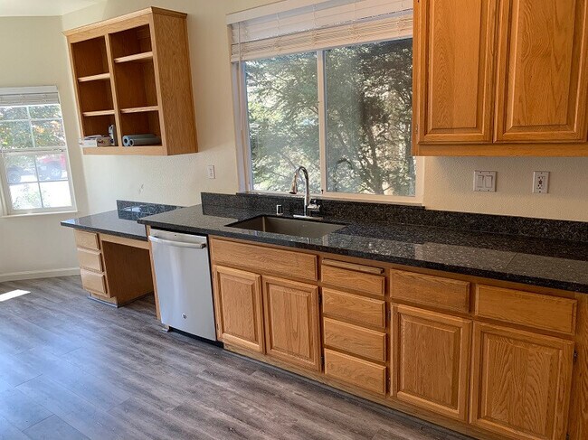 2072 Devonshire Dr Napa, CA 94558 photo 2