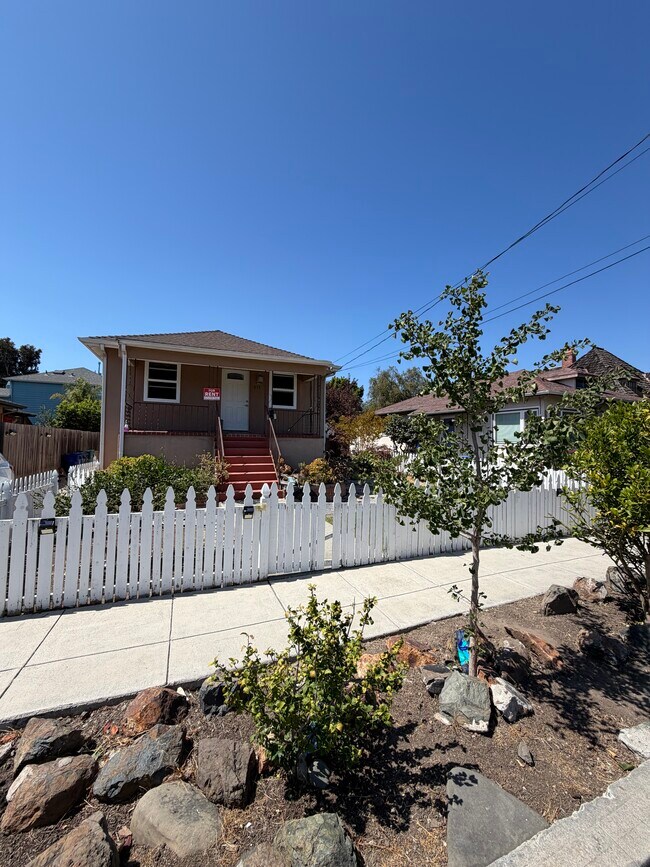 1033 Fountain St photo 2