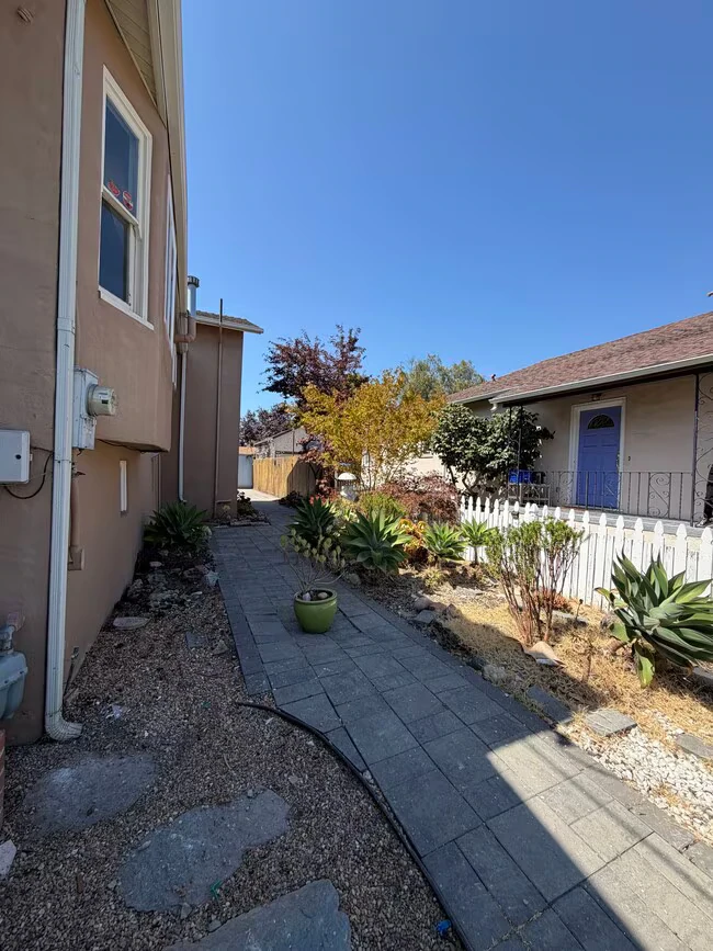 1033 Fountain St photo 3