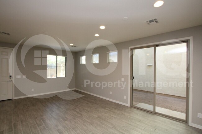 5742 W Raymond St Phoenix, AZ 85043 photo 4