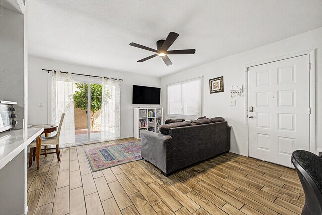 8111 E Glenrosa Ave Scottsdale, AZ 85251 photo 3