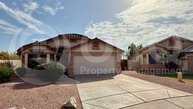 417 E Cantebria Dr photo 3