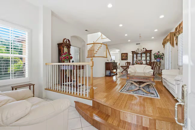8010 Gilman Ct La Jolla, CA 92037 photo 2