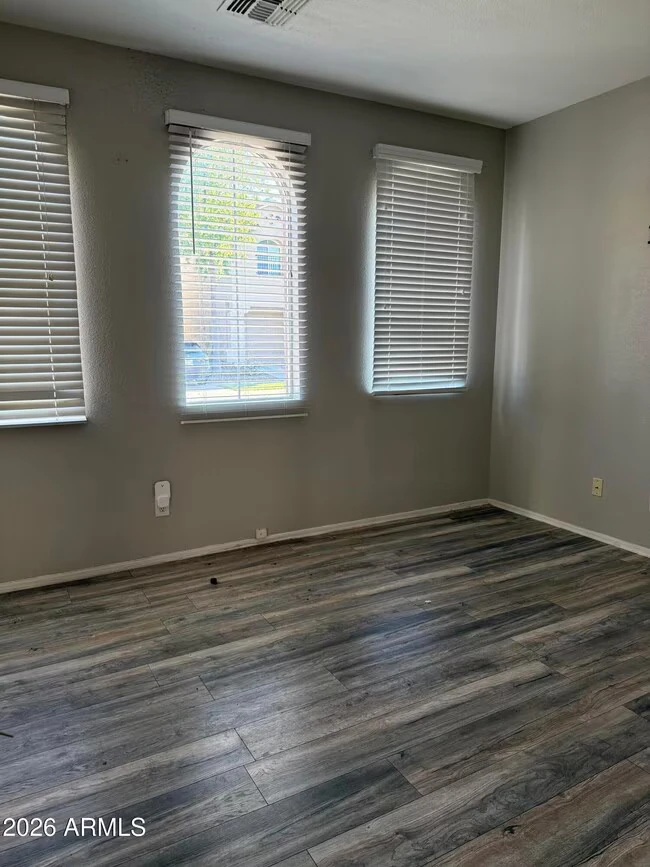 1410 E Mobile Ln Phoenix, AZ 85040 photo 4