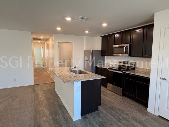 526 W Black Hawk Pl Casa Grande, AZ 85122 photo 3