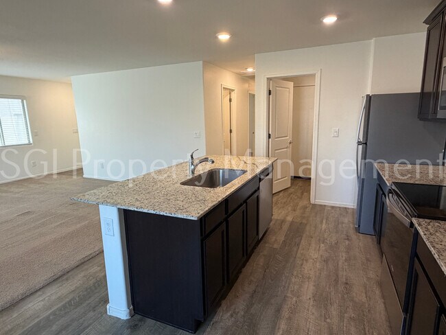 526 W Black Hawk Pl Casa Grande, AZ 85122 photo 4