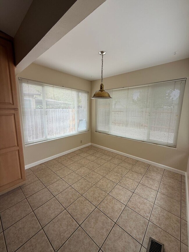 Refurbished 4 Bedroom Home photo 4