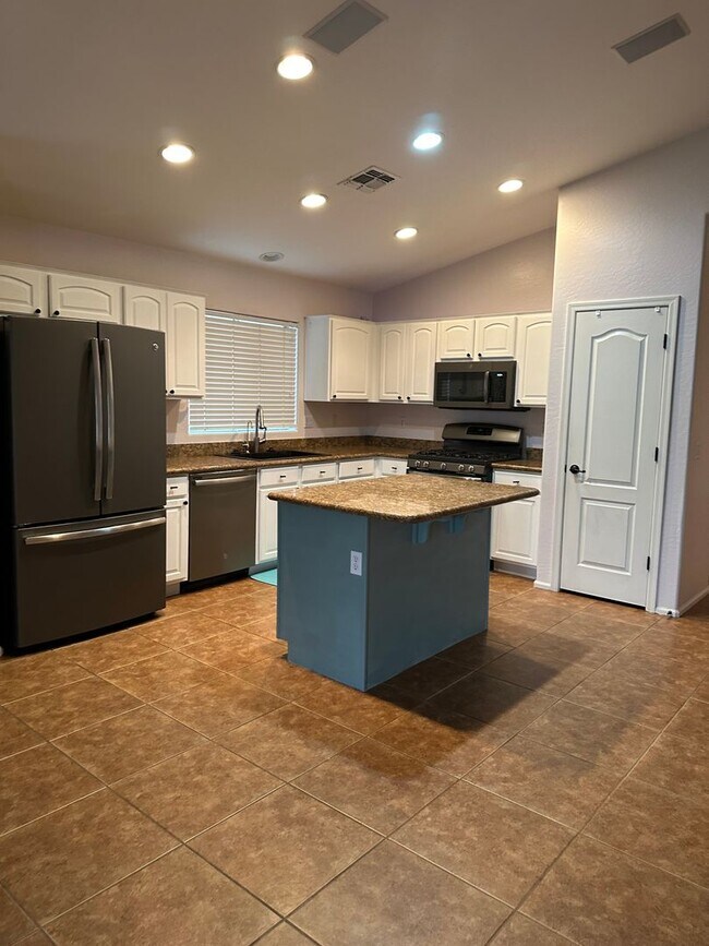 43318 N 43rd Dr Phoenix, AZ 85087 photo 4