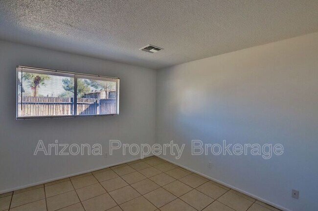 1702 W Vogel Ave Phoenix, AZ 85021 photo 2