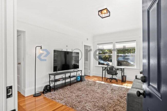 Unit 377 photo 5