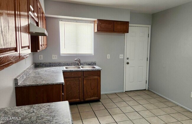6703 N 27th Ave photo 4