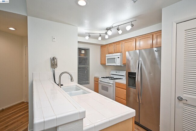 280 Caldecott Ln Oakland, CA 94618 photo 4